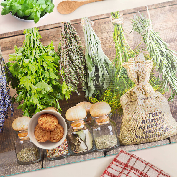 Glas schneidebrett Kräuter und Gewürze auf Holzgrund