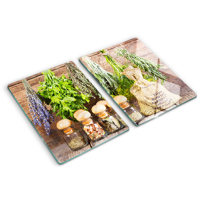 Glas schneidebrett Kräuter und Gewürze auf Holzgrund