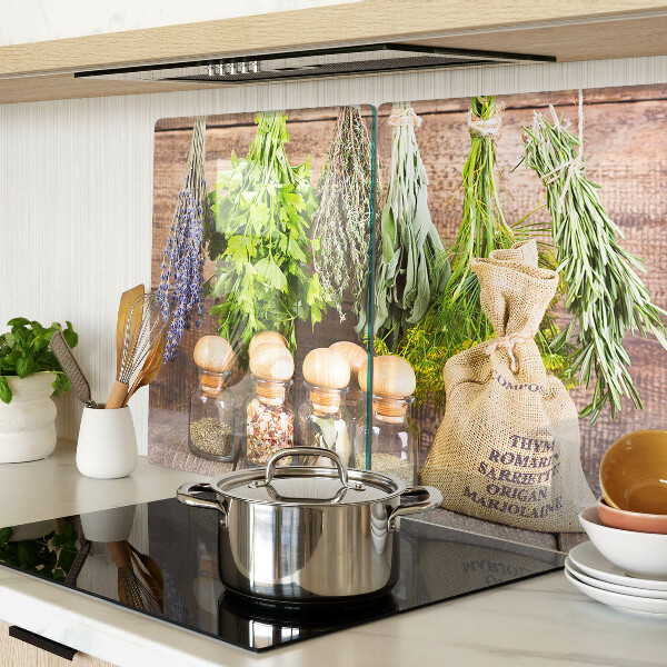 Glas schneidebrett Kräuter und Gewürze auf Holzgrund