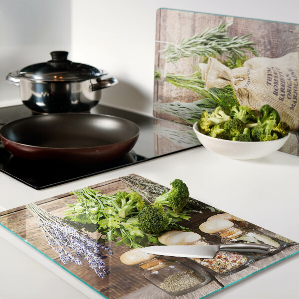 Glas-Schneidebrett mit Motiv Kräuter und Gewürze auf Holzgrund