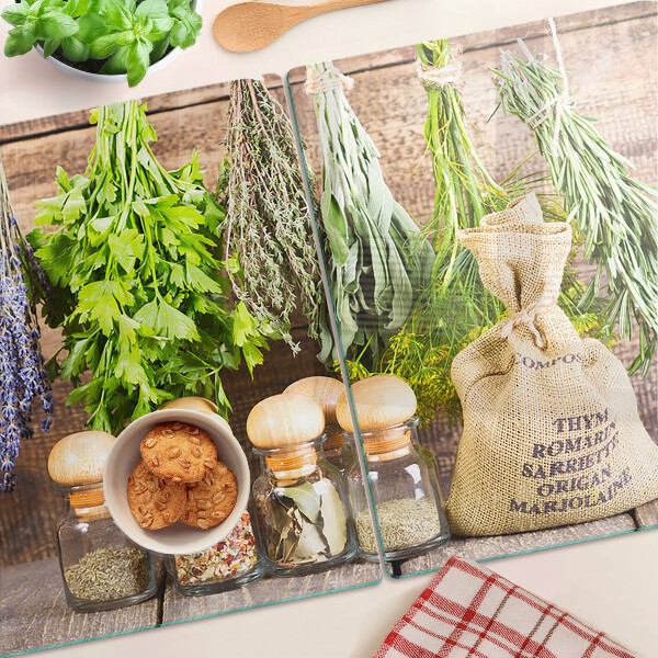 Glas schneidebrett Kräuter und Gewürze auf Holzgrund