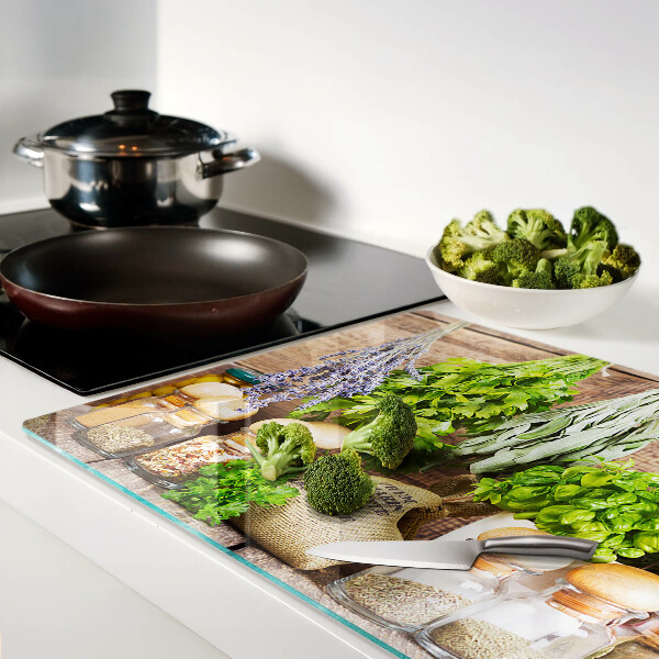 Schneidebrett Kräuter und Gewürze in der Küche