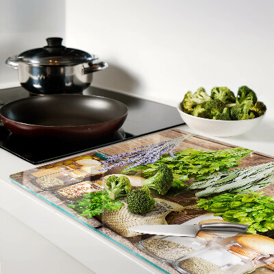 Schneidebrett Kräuter und Gewürze in der Küche