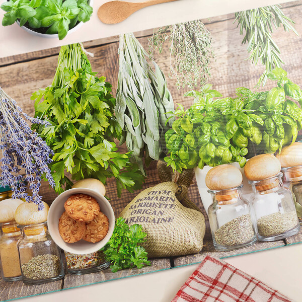 Schneidebrett Kräuter und Gewürze in der Küche