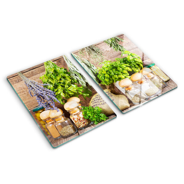 Schneidebrett Kräuter und Gewürze in der Küche