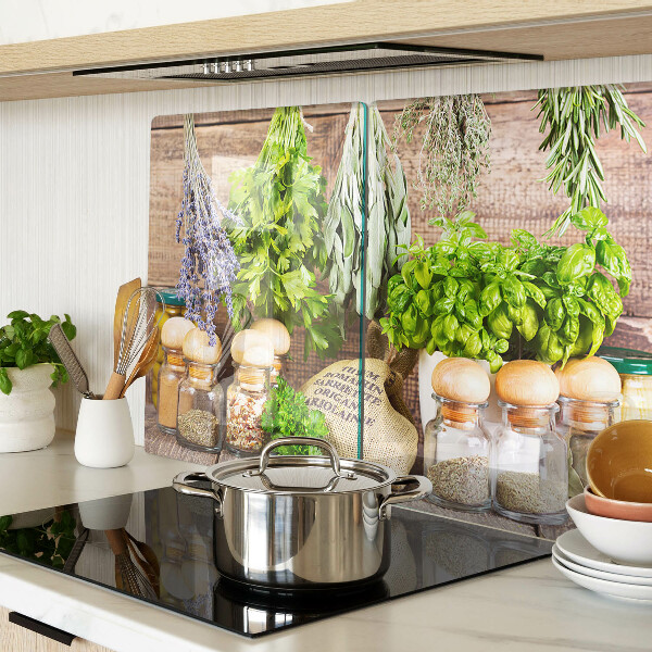 Schneidebrett Kräuter und Gewürze in der Küche