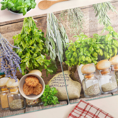 Schneidebrett Kräuter und Gewürze in der Küche