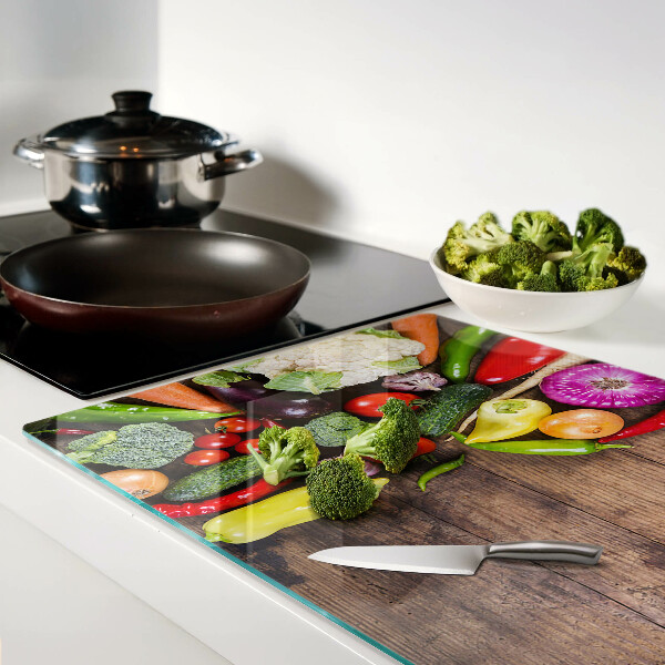 Glas schneidebrett Gemüse auf Holzgrund