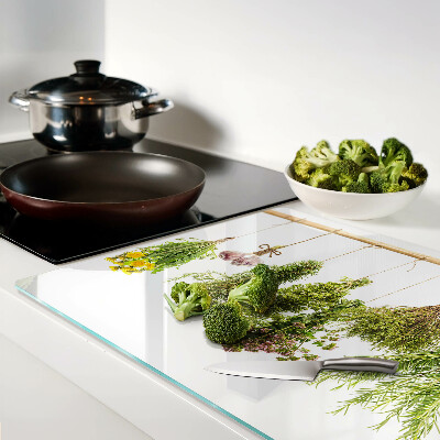 Schneidebrett Kräuter in hängenden Bündeln