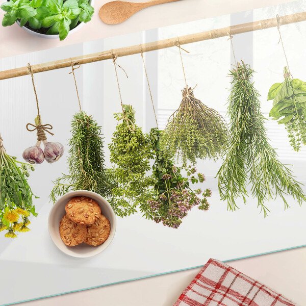 Schneidebrett Kräuter in hängenden Bündeln