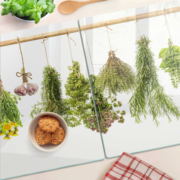 Schneidebrett Kräuter in hängenden Bündeln