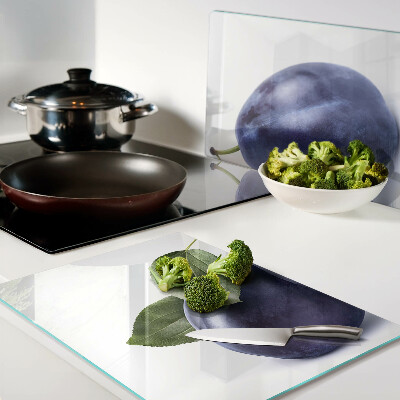 Schneidebrett mit Motiv von Pflaumen und Blättern