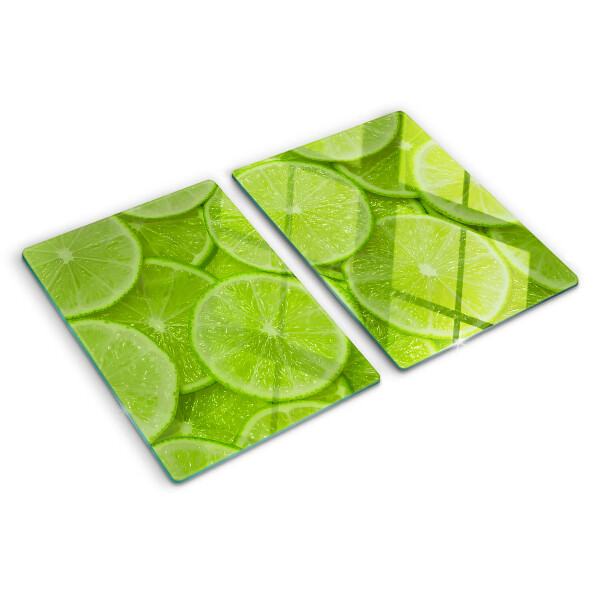 Schneidebrett mit Motiv von Limettenscheiben auf grünem Hintergrund