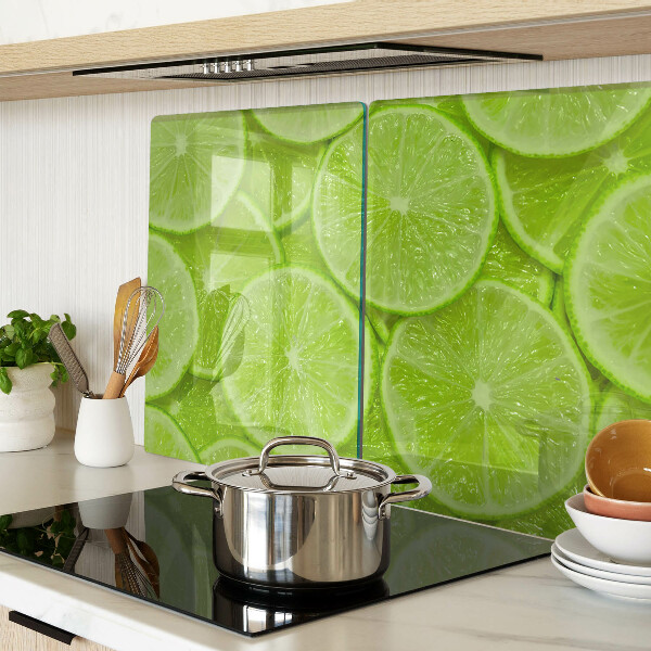 Schneidebrett Limettenscheiben auf grünem Hintergrund