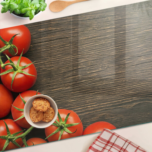 Schneidebrett mit Motiv von Tomaten auf Holzgrund