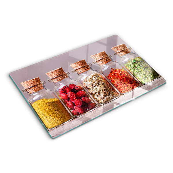 Schneidebrett glas Gewürze in Gläsern