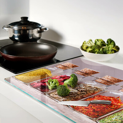 Schneidebrett glas Gewürze in Gläsern