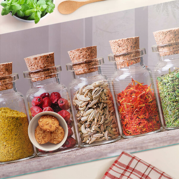 Schneidebrett glas Gewürze in Gläsern