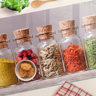 Schneidebrett glas Gewürze in Gläsern