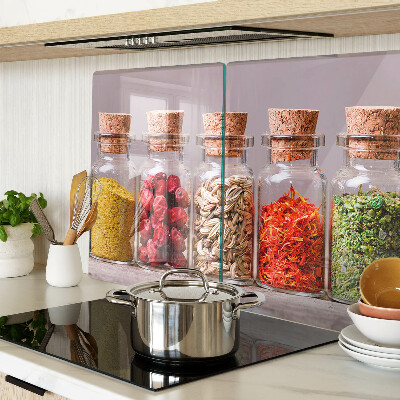 Schneidebrett glas Gewürze in Gläsern