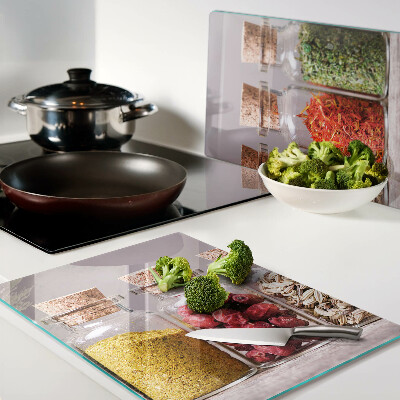 Schneidebrett glas Gewürze in Gläsern