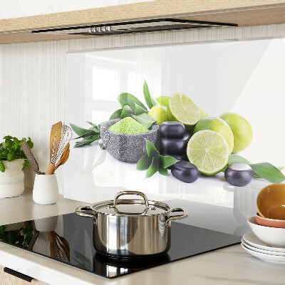 Glas-Schneidebrett mit Motiv aus Zitronen und Trauben auf grünem Hintergrund