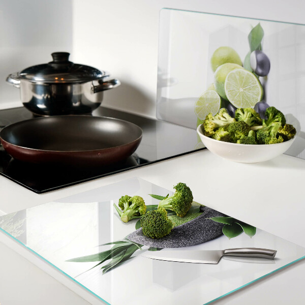 Glas-Schneidebrett mit Motiv aus Zitronen und Trauben auf grünem Hintergrund