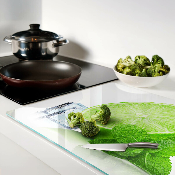 Schneidebrett mit Limetten‑ und Minzenmotiv sowie Eiswürfeln