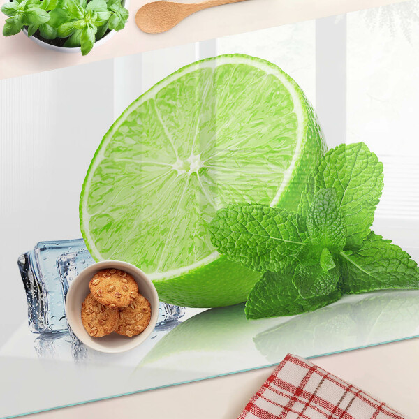 Schneidebrett mit Limetten‑ und Minzenmotiv sowie Eiswürfeln