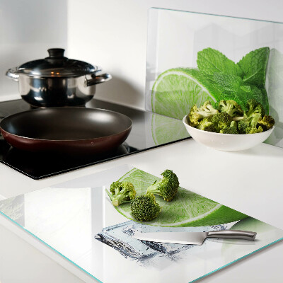 Schneidebrett mit Limetten‑ und Minzenmotiv sowie Eiswürfeln