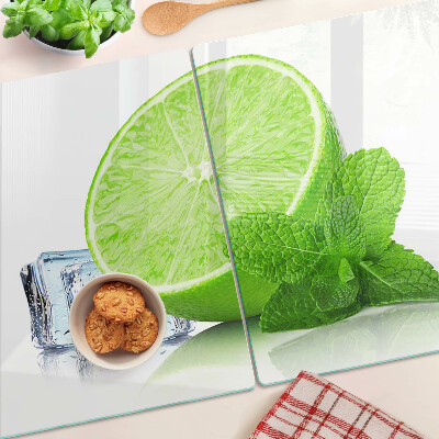 Schneidebrett mit Limetten‑ und Minzenmotiv sowie Eiswürfeln