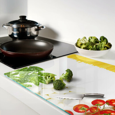 Glas schneidebrett Pasta mit Kräutern und Tomaten