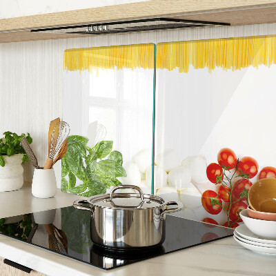 Glas schneidebrett Pasta mit Kräutern und Tomaten