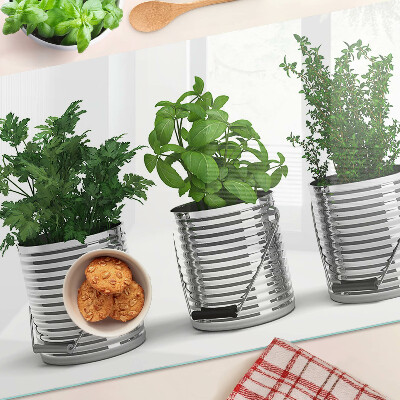 Schneidebrett Pflanzen in Metalltöpfen