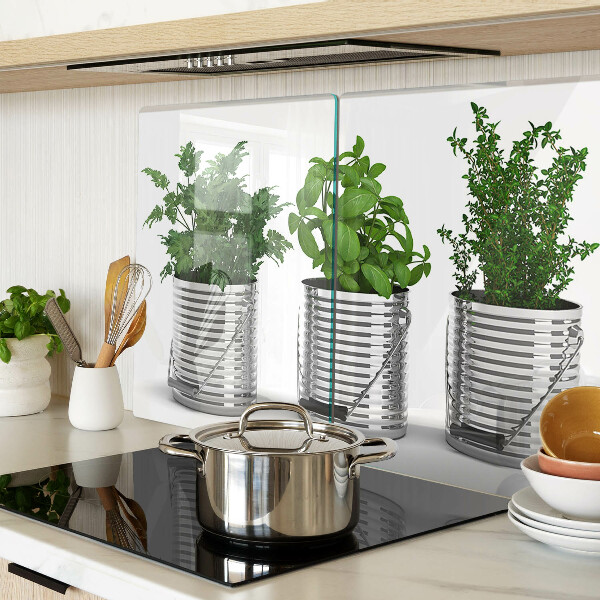 Schneidebrett Pflanzen in Metalltöpfen