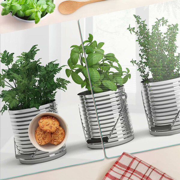 Schneidebrett Pflanzen in Metalltöpfen