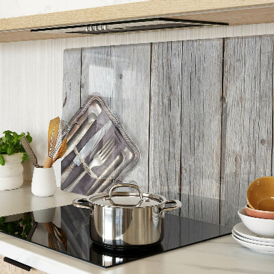 Glas Schneidebrett mit rustikalem Besteck auf Holzhintergrund