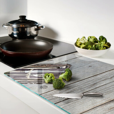 Glas schneidebrett Rustikales Besteck auf Holzgrund