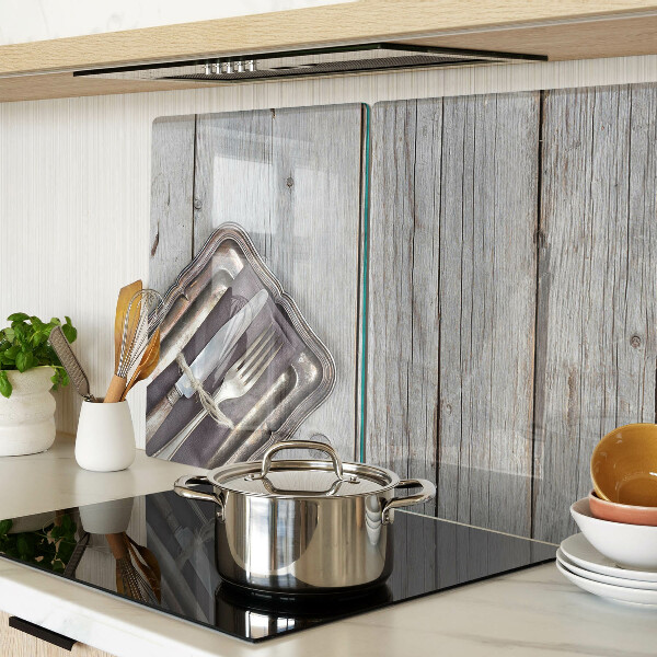 Glas Schneidebrett mit rustikalem Besteck auf Holzhintergrund