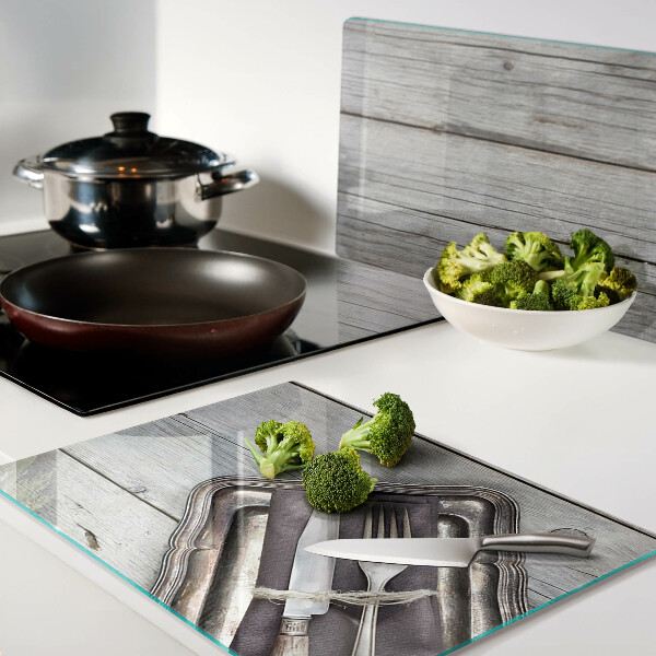 Glas Schneidebrett mit rustikalem Besteck auf Holzhintergrund