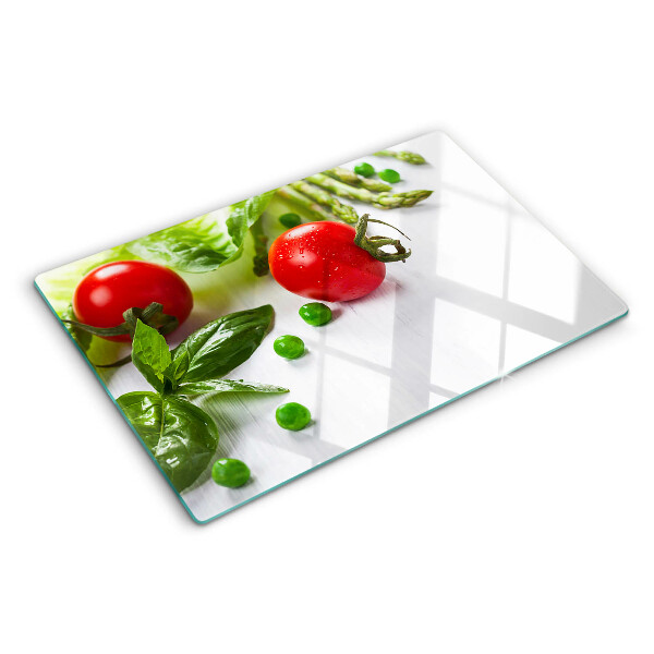 Schneidebrett mit Gemüsemuster auf weißer Arbeitsplatte