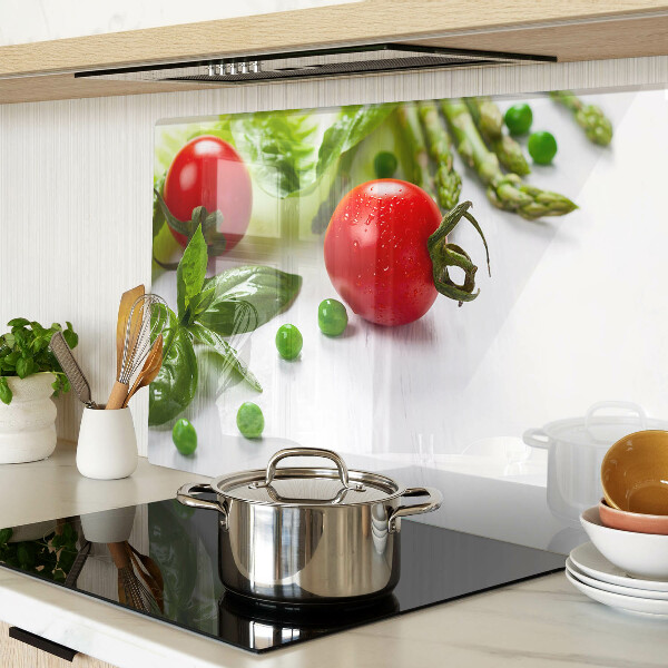 Schneidebrett mit Gemüsemuster auf weißer Arbeitsplatte