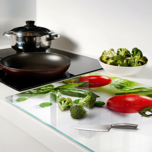 Schneidebrett mit Gemüsemuster auf weißer Arbeitsplatte