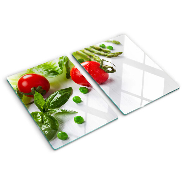 Schneidebrett mit Gemüsemuster auf weißer Arbeitsplatte