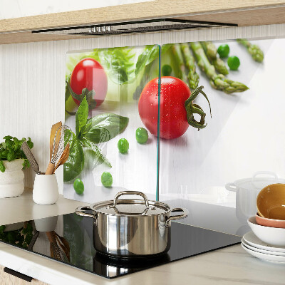 Schneidebrett mit Gemüsemuster auf weißer Arbeitsplatte