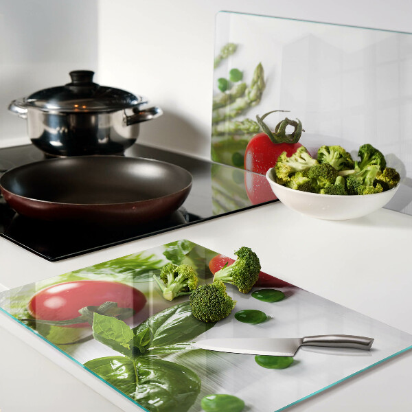 Schneidebrett mit Gemüsemuster auf weißer Arbeitsplatte