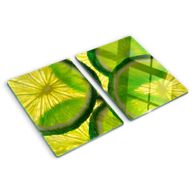 Schneidebrett mit Limettenscheiben auf grünem Hintergrund