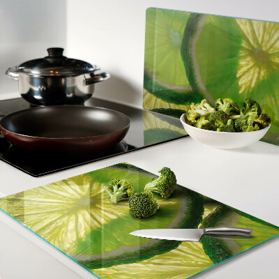 Schneidebrett Limettenscheiben auf grünem Hintergrund