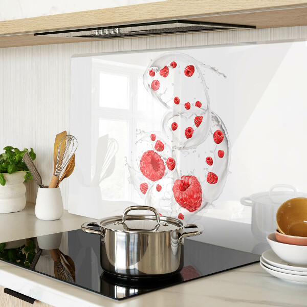 Schneidebrett mit Motiv aus Himbeerblasen in Wasser