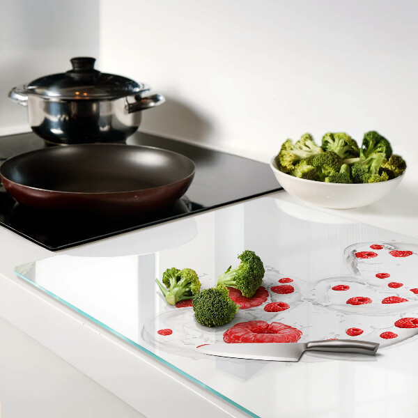 Schneidebrett mit Motiv aus Himbeerblasen in Wasser